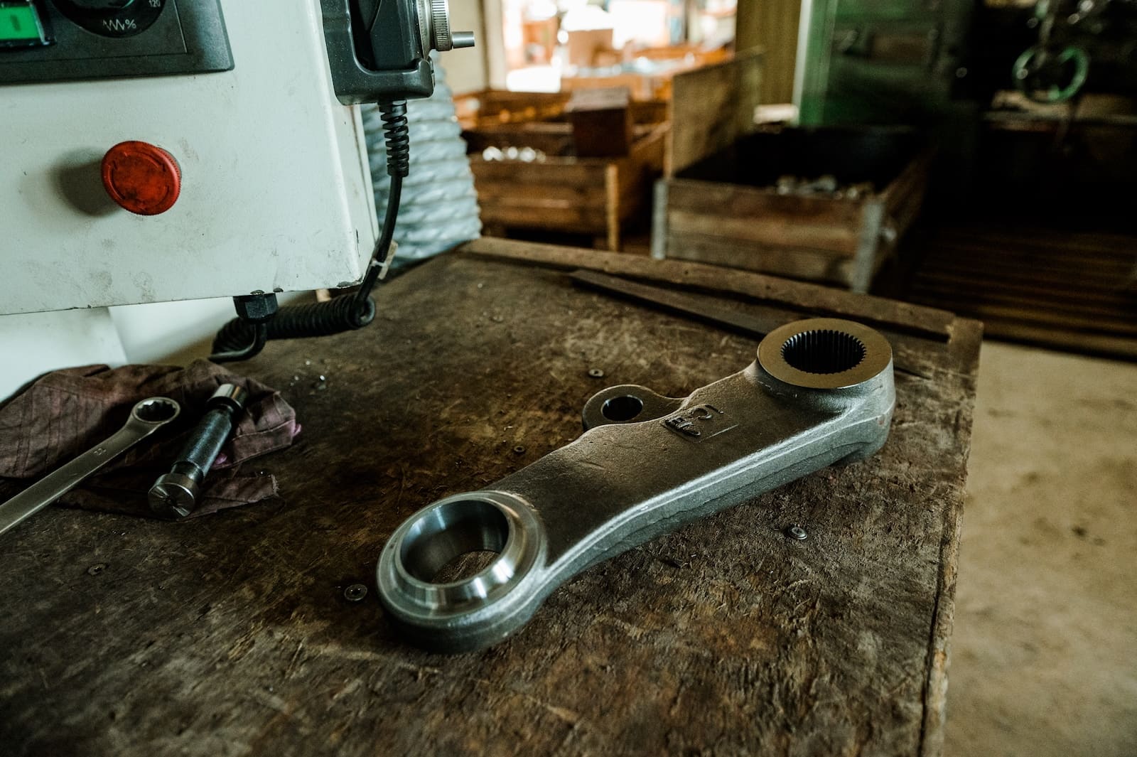 Element odporny na odkształcenia plastyczne za sprawą przegubu