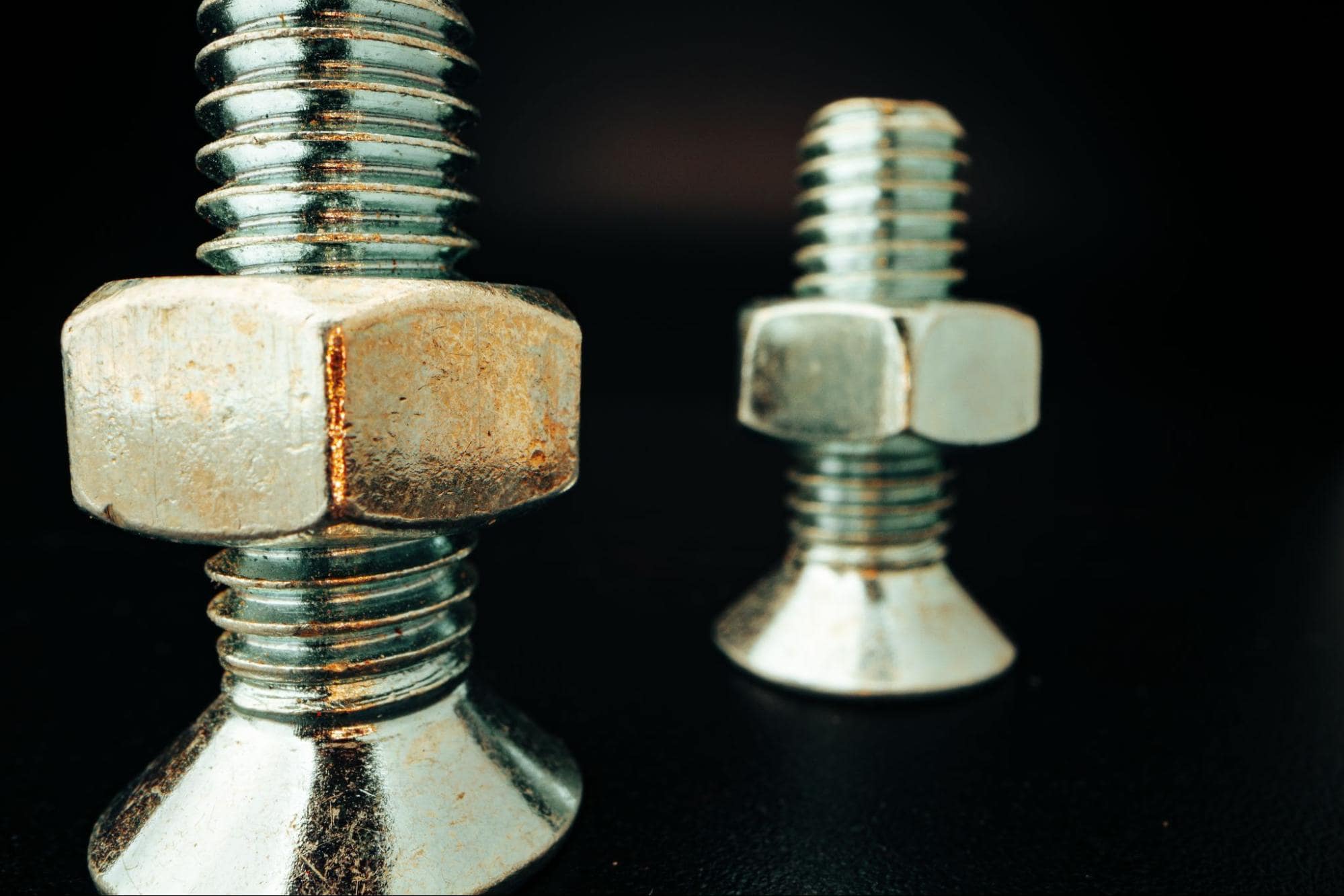 metalowe śruby z nakrętkami