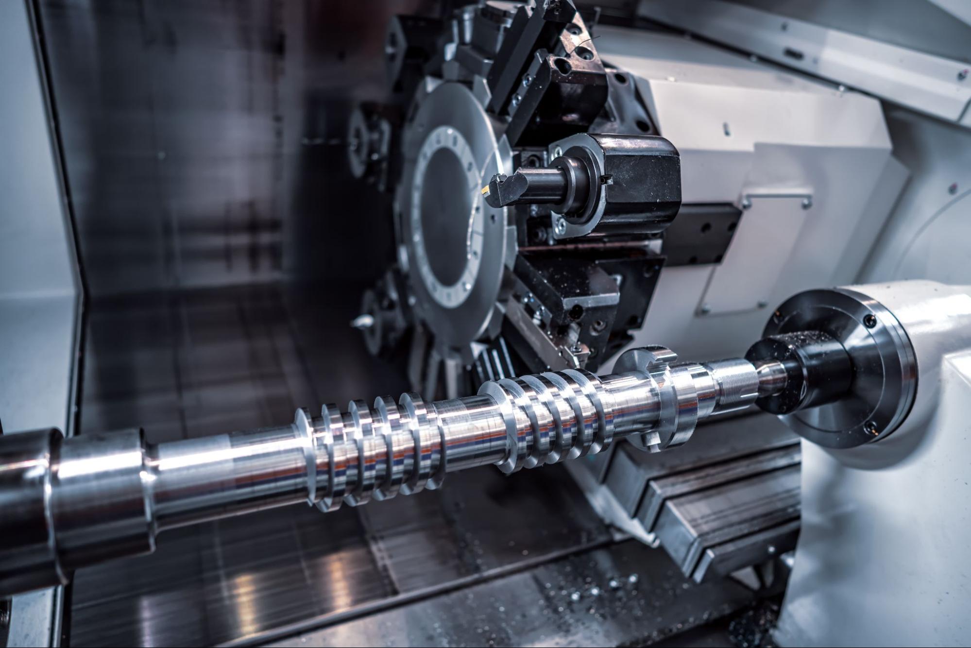 kształtowanie metalowego elementu na tokarce CNC
