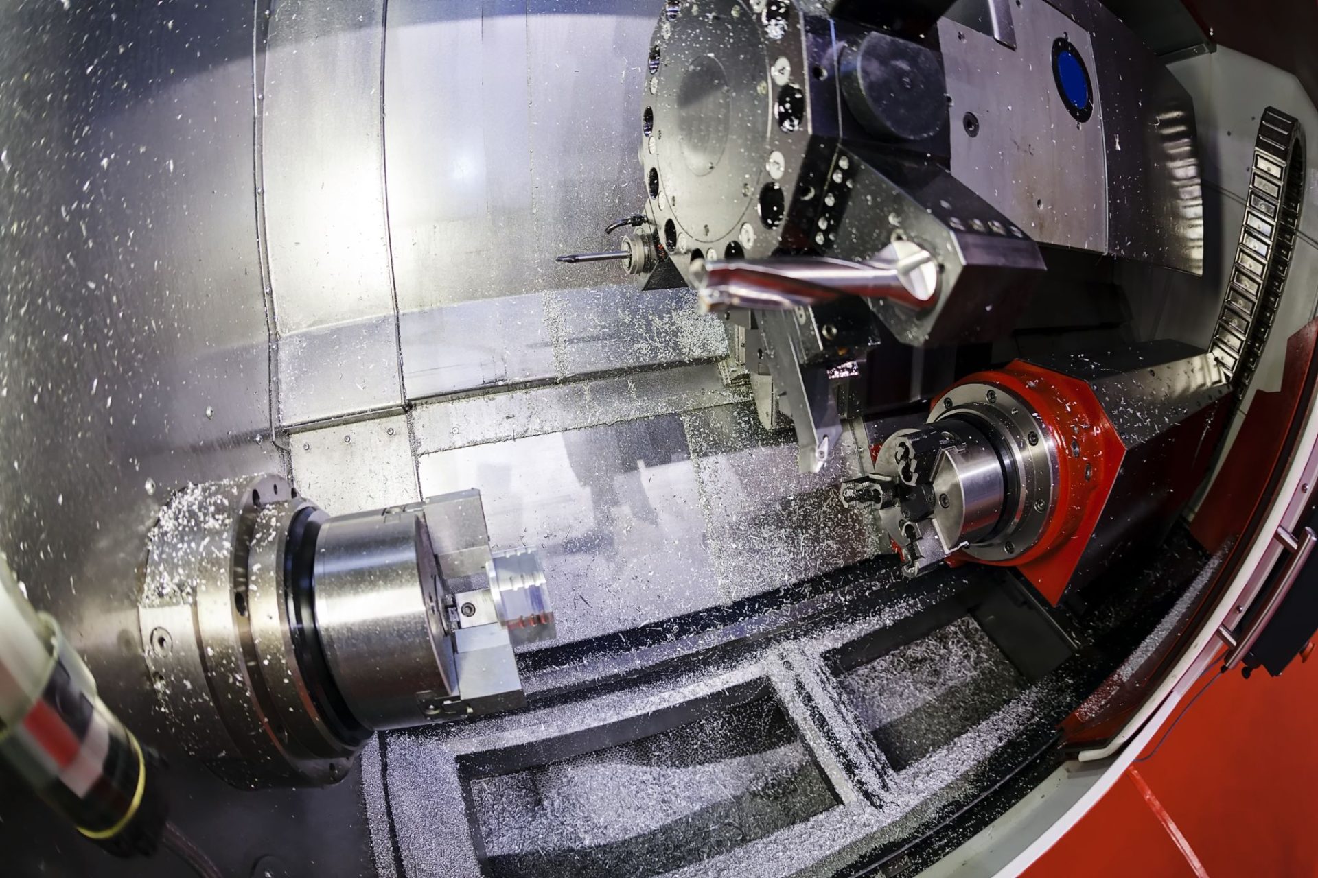 wnętrze komory roboczej obrabiarki CNC