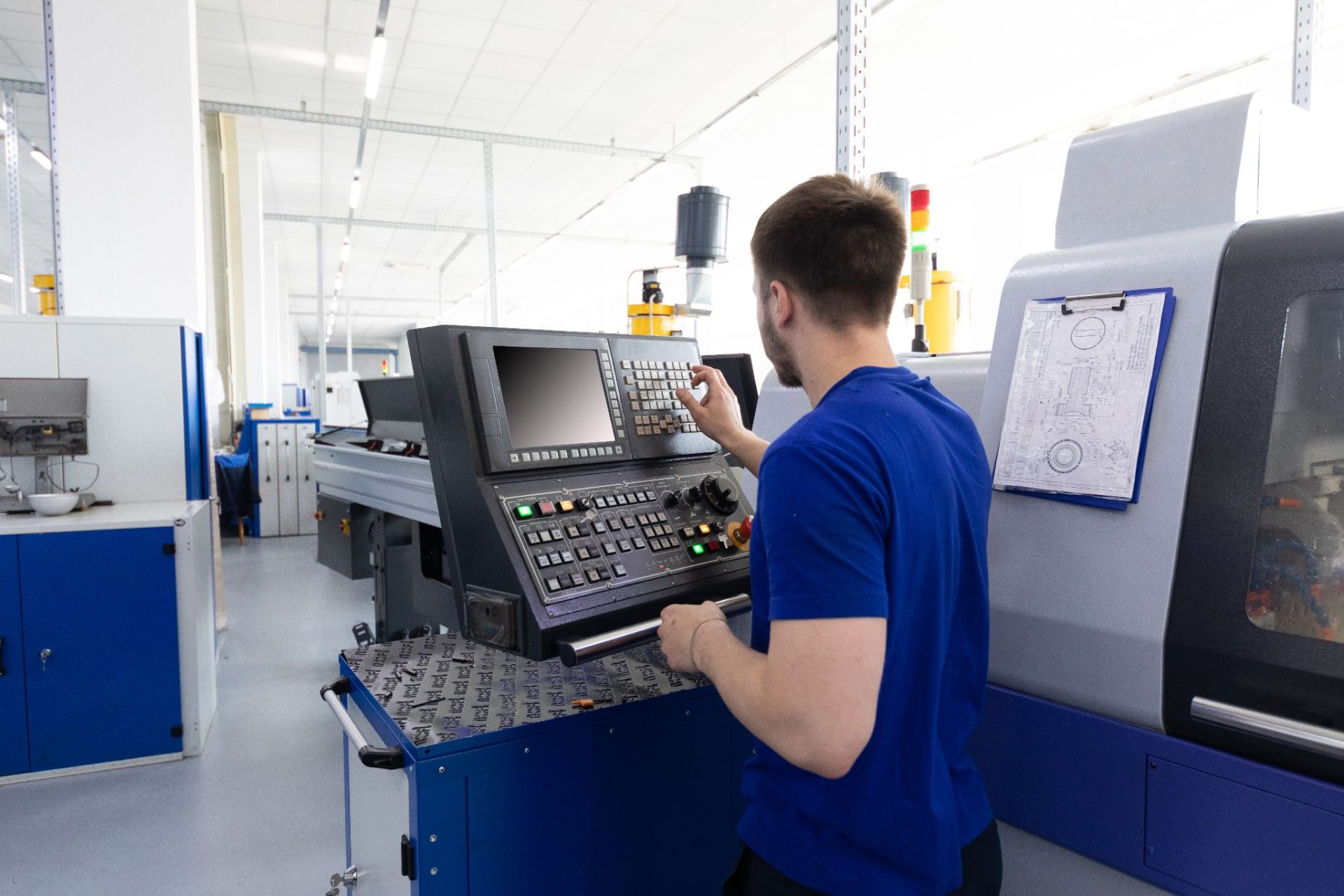 mężczyzna programujący maszynę CNC