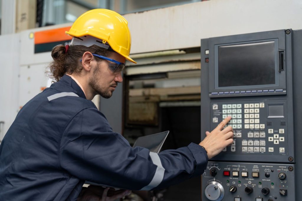 operator obsługujący maszynę CNC